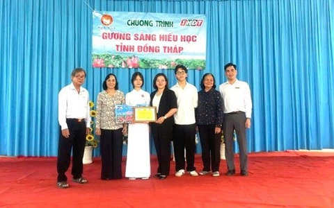 Chắp cánh ước mơ từ học bổng Gương sáng hiếu học