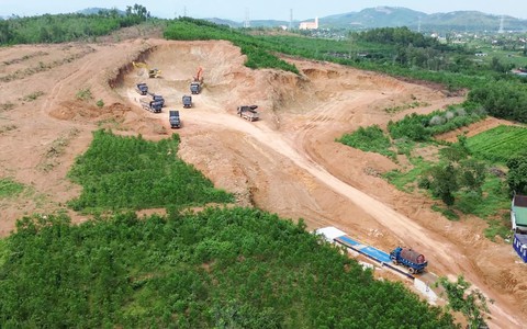 Nghệ An chấn chỉnh 2 nhà thầu khai thác mỏ đất thi công cao tốc Vinh - Thanh Thủy