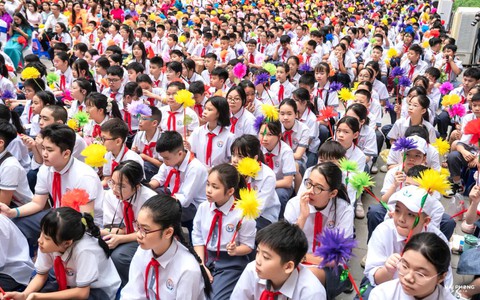 Sáp nhập trường học và áp lực "siêu trường"
