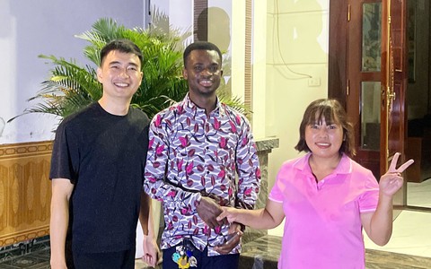 Công an xã Thần Lĩnh tìm lại điện thoại đánh rơi cho thầy giáo người Ghana ngay trong đêm