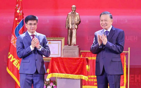 Tổng Bí thư, Chủ tịch nước Tô Lâm trao Huân chương Lao động hạng Nhất cho Đại học Kinh tế Thành phố Hồ Chí Minh