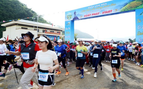 Gần 700 vận động viên leo núi "Sắc vàng mùa thu" Cốc San, Lào Cai