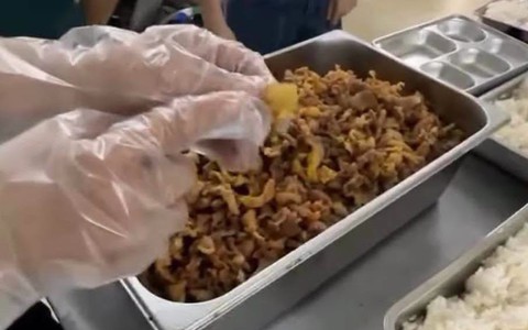 Vụ cơm bán trú "toàn tóp mỡ": Trường tổ chức bữa ăn trở lại từ 5/10