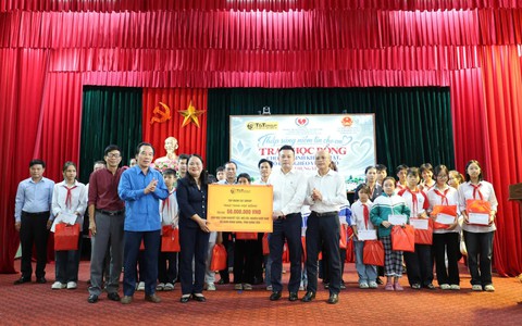 T&T Group trao 100 suất học bổng cho học sinh có hoàn cảnh khó khăn tại Hưng Yên