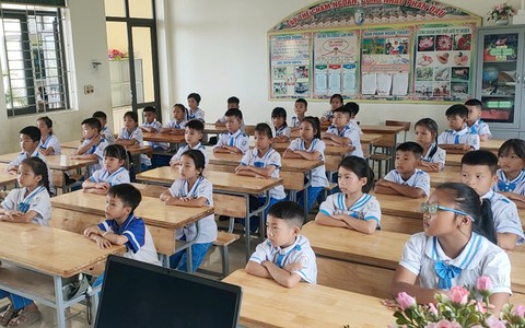 Nhiều phụ huynh đã đồng thuận đưa con đến Trường Tiểu học Quỳnh Tam, Nghệ An