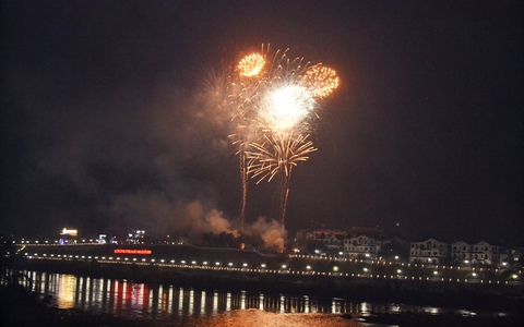 Pháo hoa rực sáng giao thừa biên giới Lào Cai