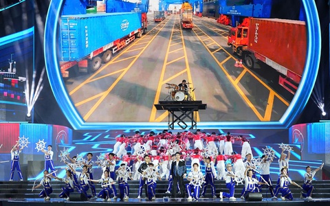 Hàng nghìn người đón Tết với chương trình nghệ thuật "Hải Phòng chào Xuân Bính Ngọ"