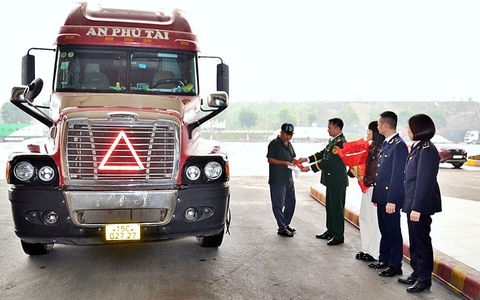 Chuyến xe chở 17 tấn sầu riêng Tiền Giang xuất khẩu sang Trung Quốc "xông đất" Cửa khẩu Lào Cai