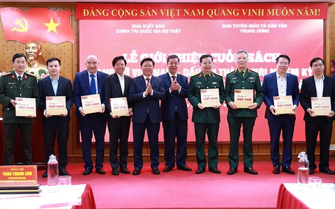 Sách "Rạng rỡ Việt Nam" - Dấu ấn thành tựu nhiệm kỳ Đại hội đại biểu toàn quốc lần thứ XIII của Đảng