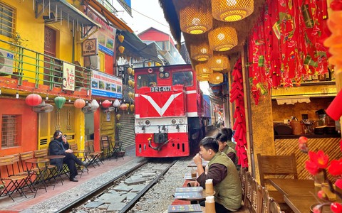 Hà Nội sẽ giảm tàu khách, dừng tàu hàng qua phố cà phê đường tàu
