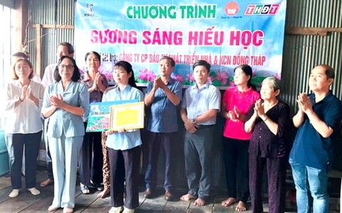 Trao học bổng 32 triệu đồng cho sinh viên vượt khó tại Đồng Tháp
