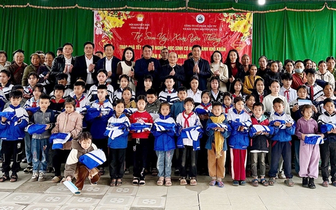 Hội Khuyến học Nghệ An cùng doanh nghiệp trao quà "Tết sum vầy - Xuân yêu thương"