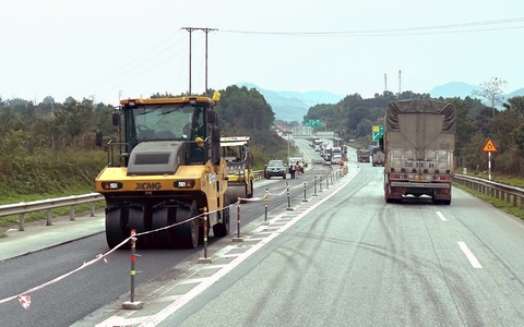 Giảm thiểu mất an toàn, cao tốc Nội Bài - Lào Cai được thảm nhựa tạo nhám, chống trơn trên toàn tuyến