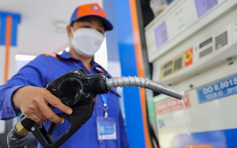 Giá xăng dầu tiếp tục giảm mạnh 