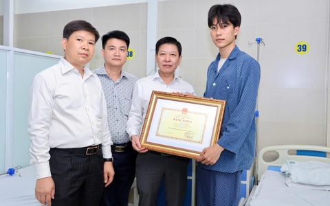 Bộ Giáo dục và Đào tạo tặng Bằng khen cho nam sinh dũng cảm cứu người trong vụ cháy ở Lĩnh Nam