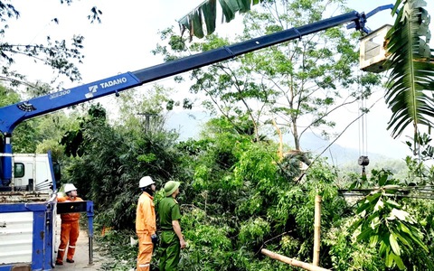 Cấp điện nhanh trở lại sau giông lốc ở Lào Cai