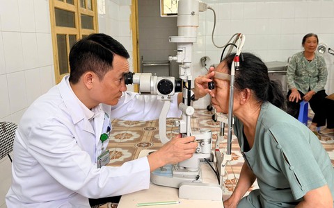 Hơn 1.000 người dân tại Hải Phòng được khám sàng lọc và tư vấn các bệnh về mắt