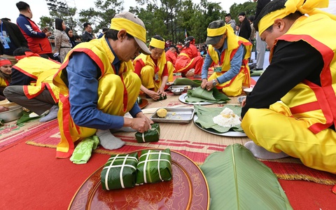 Hội thi Bánh chưng, Bánh giầy ở Côn Sơn, Hải Phòng hút khách du lịch