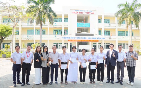 Trao học bổng Cathay United Bank tiếp sức học sinh nghèo vượt khó tại Đà Nẵng