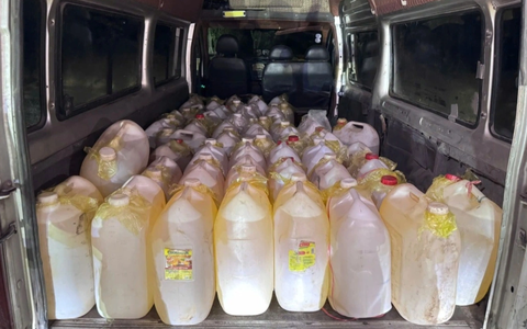 Phát hiện tài xế ô tô vận chuyển trái phép 1.500 lít xăng sang Lào