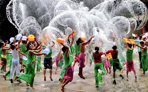 Du lịch “giải nhiệt” với Tết té nước Songkran không chỉ ở Thái Lan