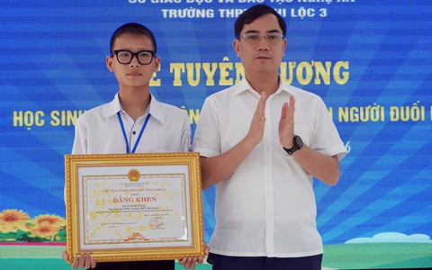 Chủ tịch tỉnh Nghệ An tặng bằng khen cho học sinh dũng cảm cứu 2 người đuối nước