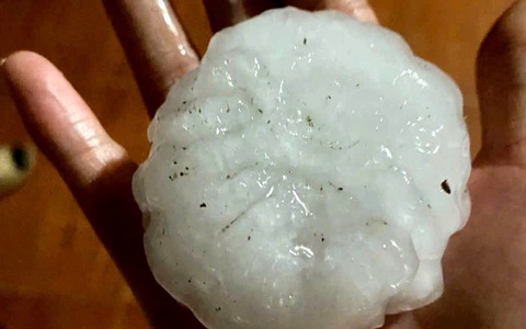 Mưa đá lớn, kéo dài 20 phút ở xã Bắc Hà làm sập nhà sàn, 4 người bị thương