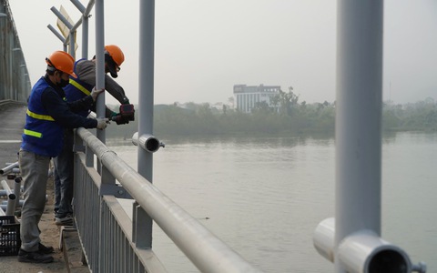 Lắp đặt lưới thép 2 bên cầu Bến Thuỷ ngăn người nhảy cầu