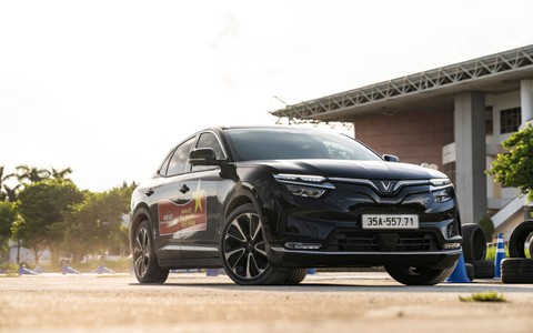 Mua VinFast VF 8 trong tháng 4, chủ xe nhận đặc quyền: Tổng ưu đãi tới 13%, 0 phí sạc pin