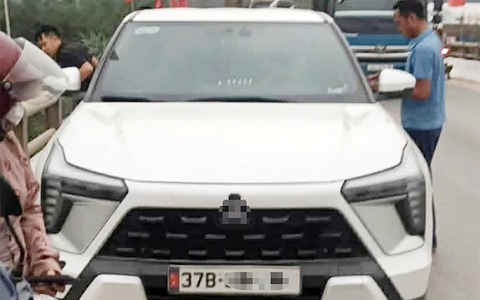 Một phụ nữ bỏ lại ô tô trên cầu rồi mất tích