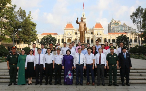 Khai mạc Triển lãm ảnh “Việt Nam - Một dải non sông” và “Thành phố Hồ Chí Minh vang mãi khúc khải hoàn”