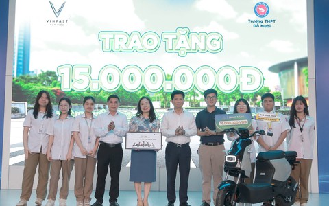 Học sinh Hà Nội thích thú lái thử xe máy điện VinFast, góp phần lan tỏa lối sống xanh
