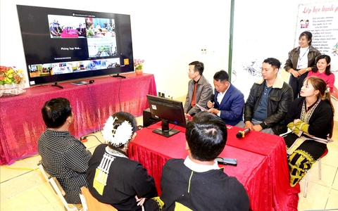 "Thôn số" đưa dịch vụ công đến nhà dân ở vùng cao Bát Xát