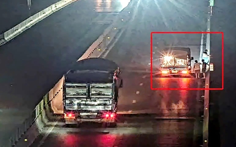 Trích xuất camera xác định 3 người đi bộ trên đường cao tốc