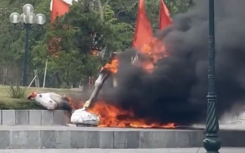 Người đàn ông đốt cháy linh vật ngựa Tết Bính Ngọ đặt ở công viên