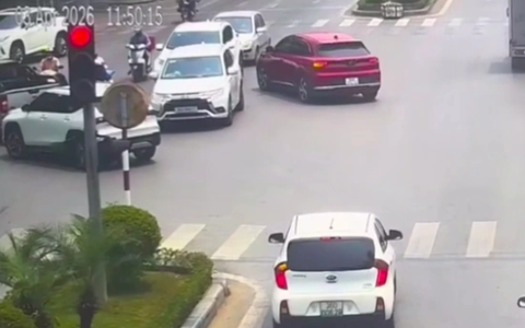 Cục Cảnh sát giao thông nói gì về tình huống phạt nguội ô tô quay đầu ở vạch đi bộ sang đường?
