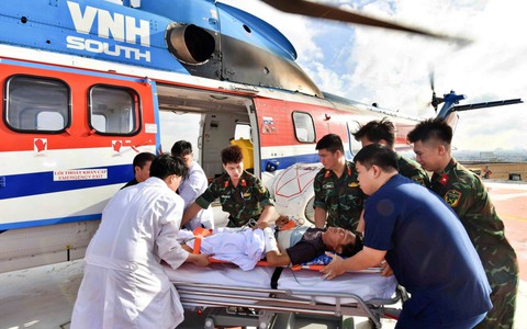 Đưa 2 bệnh nhân nguy kịch từ Trường Sa về đất liền điều trị