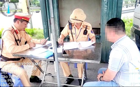 Cán bộ xã bị tước giấy phép lái xe do vi phạm nồng độ cồn vẫn lái xe trên cao tốc