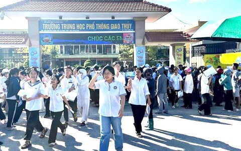 Mùa thi vào lớp 10: Con cần một mái nhà bao dung