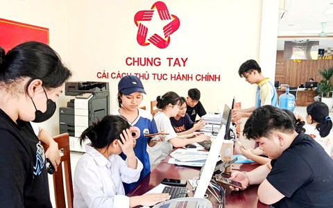 Học sinh vùng cao Bát Xát nộp hồ sơ xét tuyển trực tuyến vào các trường đại học, cao đẳng