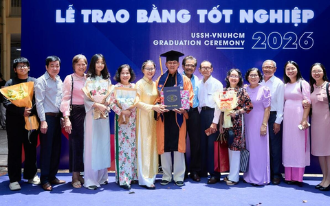 Cử nhân U70 và hành trình học tiếng Anh lúc nửa đêm
