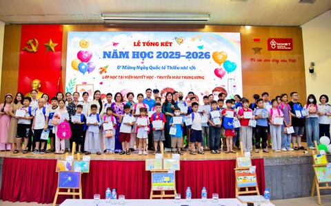 Trao học bổng "Cùng em đến trường" cho trẻ em đang điều trị tại Viện Huyết học và Truyền máu Trung ương