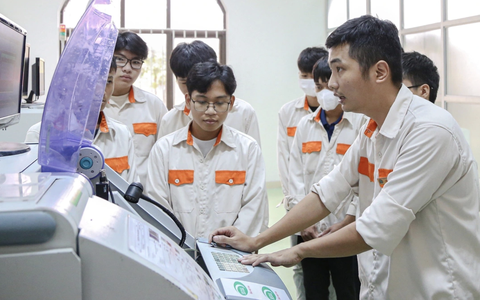 Học song song chương trình giáo dục thường xuyên và trung cấp nghề có được miễn học phí?