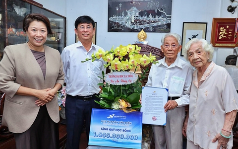 Thầy Hiệu trưởng 91 tuổi tặng sổ tiết kiệm 1 tỉ đồng học bổng cho sinh viên