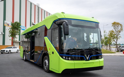 VinBus thiết kế xe buýt đi miễn phí xuống Hạ Long