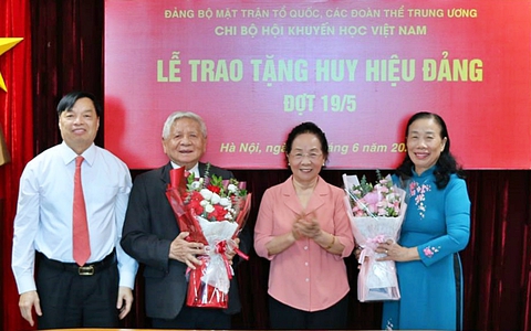 Chi bộ Hội Khuyến học Việt Nam trao tặng Huy hiệu 65 năm và 45 năm tuổi Đảng