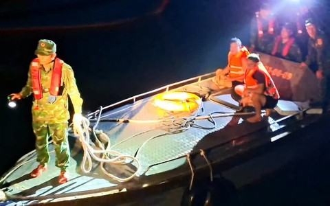 Đồn Biên phòng Đảo Trần cứu nạn kịp thời 9 ngư dân Thanh Hóa
