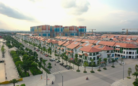 Nhà phố Sun Urban City chuẩn bị bàn giao, hưởng “lộc” từ đại lộ lễ hội đông nghịt khách
