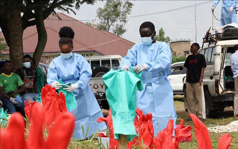 Nhân viên y tế tử vong, thế giới và Việt Nam nâng ứng phó dịch Ebola