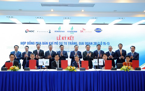 Petrovietnam ký nhiều hợp đồng mua bán dầu khí quan trọng